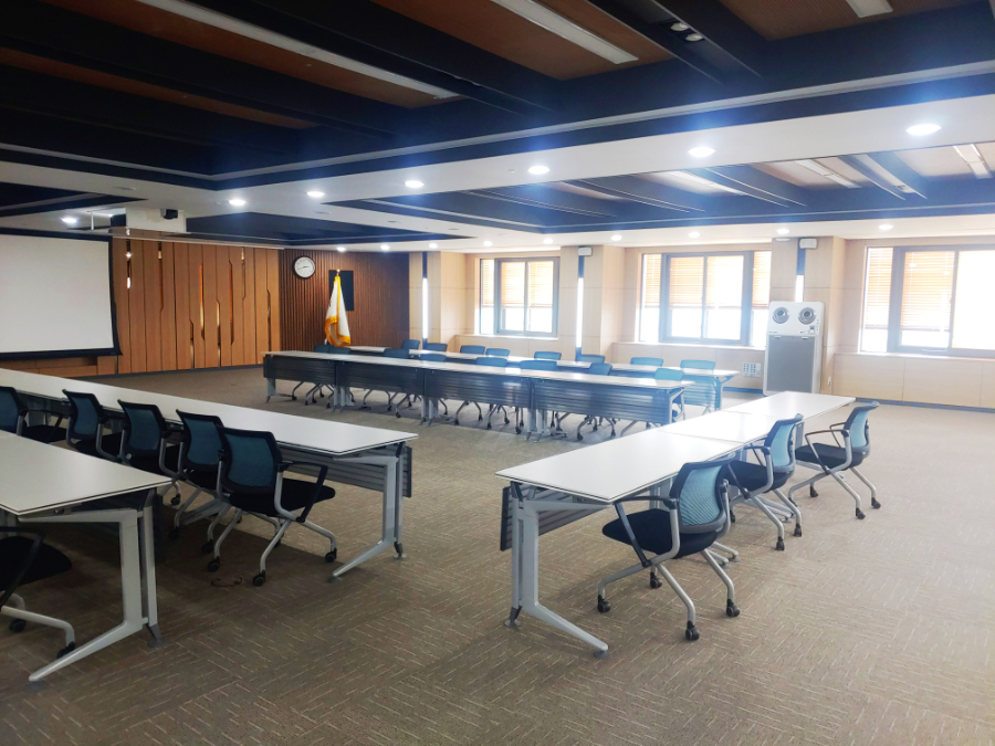 Ecover Large Capacity Air Purifier Q Series installed in meeting room